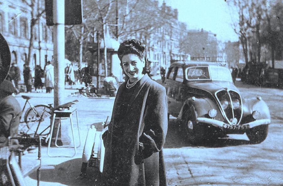Aufgrund des Kennzeichens dieses Peugeot 302 liess sich Madame im Jahr 1940 ablichten