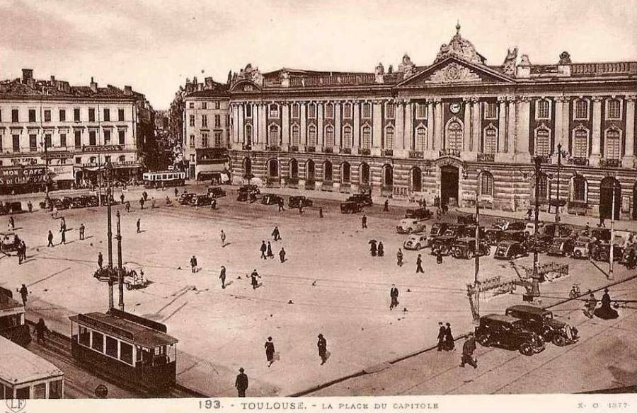 1930er, Auf dem Place du Capitole stehen mehrere Peugeot. Ich habe einen 301 D, einen 402 und einen 202 gefunden.