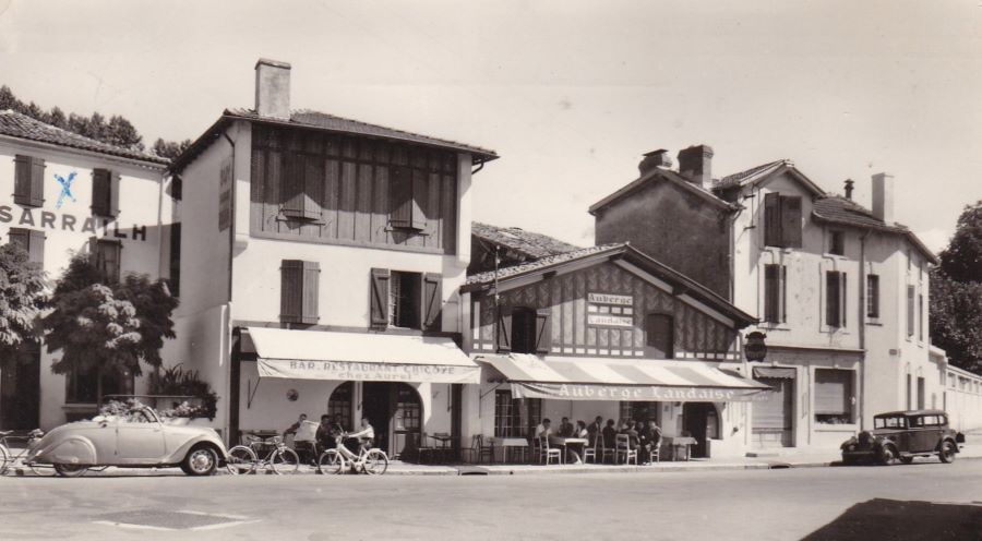Der Place de la Fontaine Chaude im Jahr 1959. Vorn links ein Peugeot 202 Cabriolet 