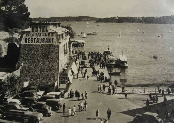 1948. Vor dem Hotel de la Vallee drängen sich Ausfügler vor den Touristenbooten. Auf dem Parkplatz links steht u.a. ein Peugeot 402