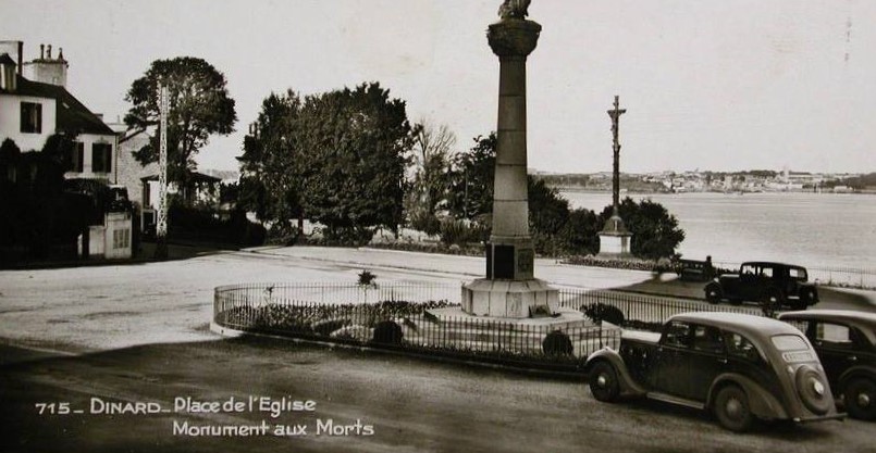 1930er. Auf dem Place de Eglise steht ein Peugeot 401. Unten das selbe Fotoi, aber ziemlich scheußlich coloriert.