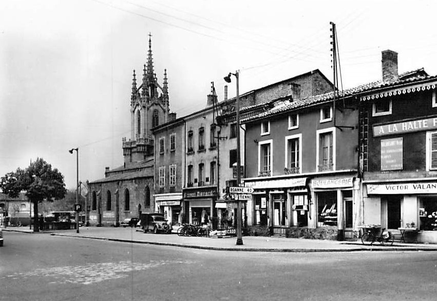 1950er. Der Place du Forum; vor der ladenzeile steht ein Peugeot 202 Camionette mit Plane