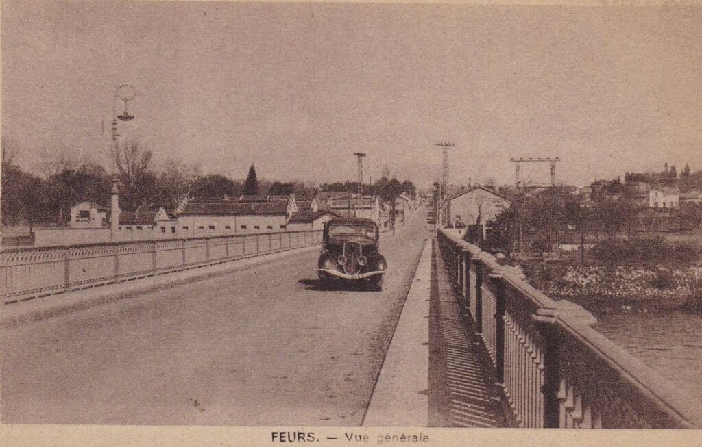1930er. Die Loirebrücke wird von einem Peugeot 201 überquert 