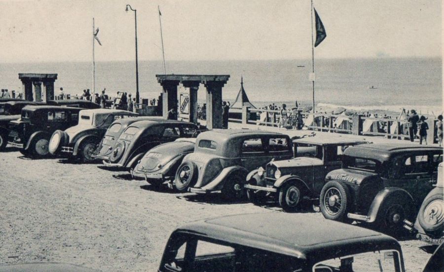 Mitte 1930er. Der 5. Wagen von rechts ist ein Peugeot 301 D, das Heck des Cabrios daneben deutet auf einen 202