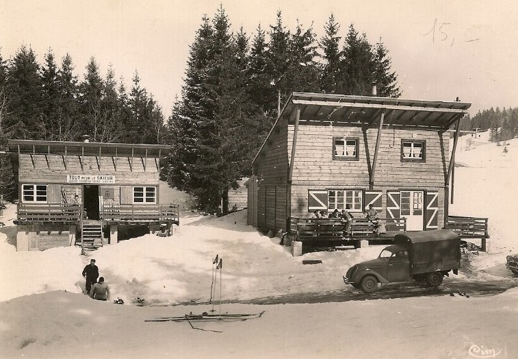 Die Station "Les Tuffes" auf 1170 Meter, wohl in den 1950ern. Vorn ein Peugeot 202 Camionette