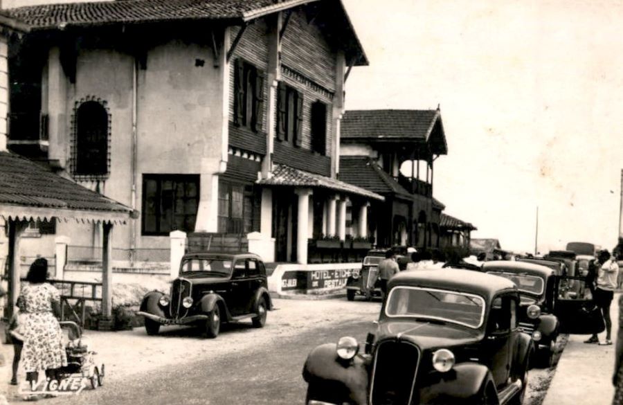 Wohl 1940er.In der Avenue de la Cote d'Argent steht links vor dem Hotel Etche ein Peugeot 201