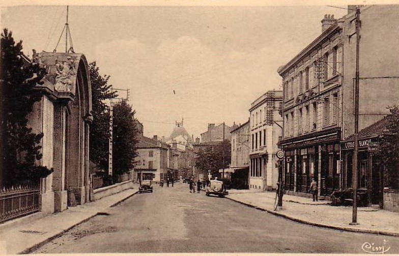1930er. In der Rue de la Caserne steht rechts ein Peugeot 302 oder 402