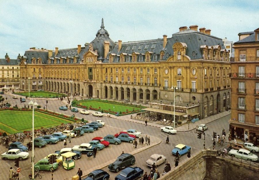 Das Palais de Commerce (Handelskammer) in den 1960ern. Vorn in der Mitte fährt ein Üeugeot 402 B mit Stahlschiebedach 