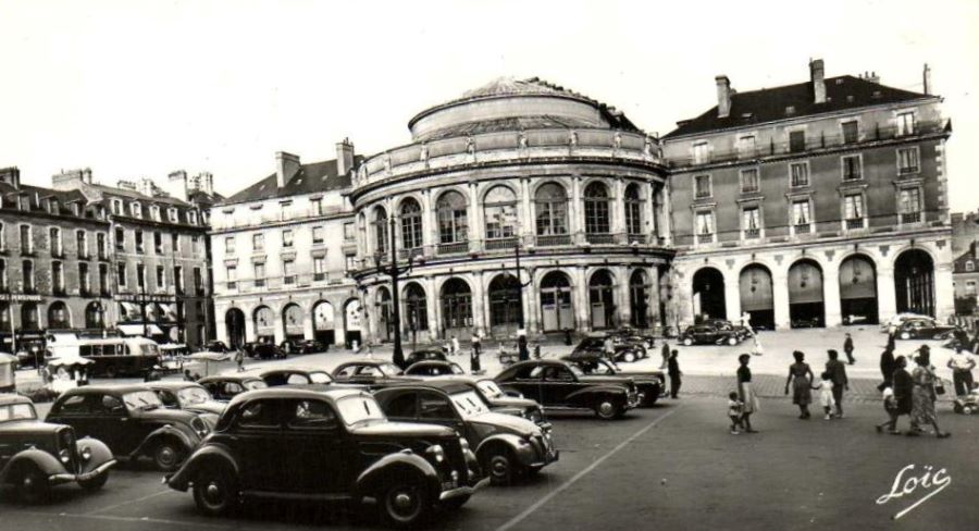 Nochmal der Place de la Mairie mit dem Theater. in den 1950ern. Ganz links ein Peugeot 301, daneben ein 202. 