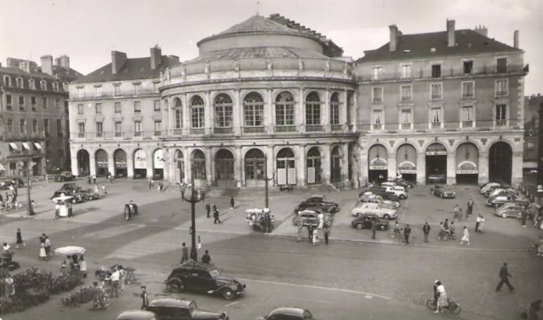1950er. Über den Place de la Mairie mit dem Theater fährt vorn ein Peugeot 402