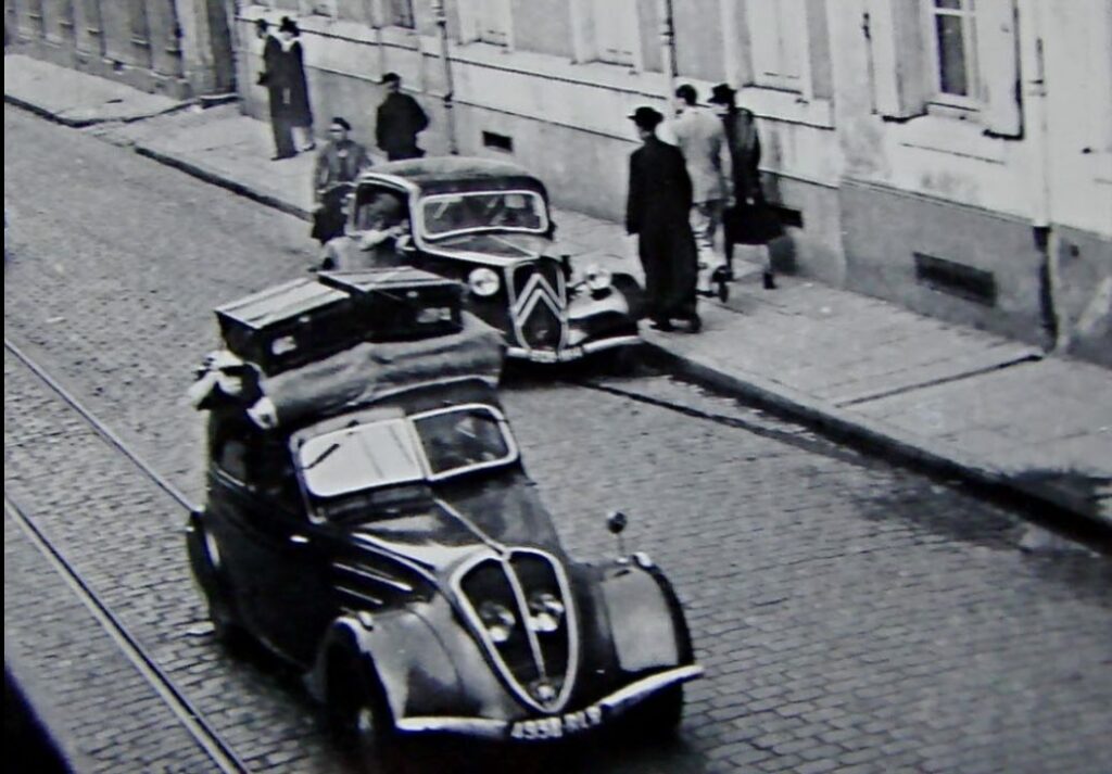 Mai 1940. Ein 302 mit Hausrat auf dem Dach in der Rue Anatole France. Hier handelt es sich vermutlich um einen Flüchtling aus Nordfrankreich