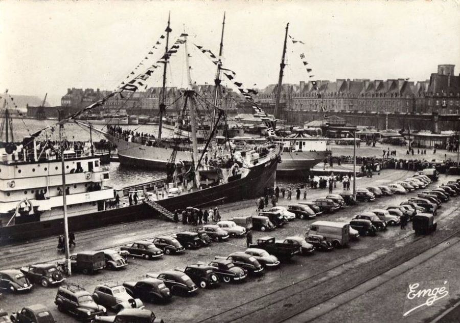 Der Hafen in den 1950ern. Vorn links ein Peugeot 302