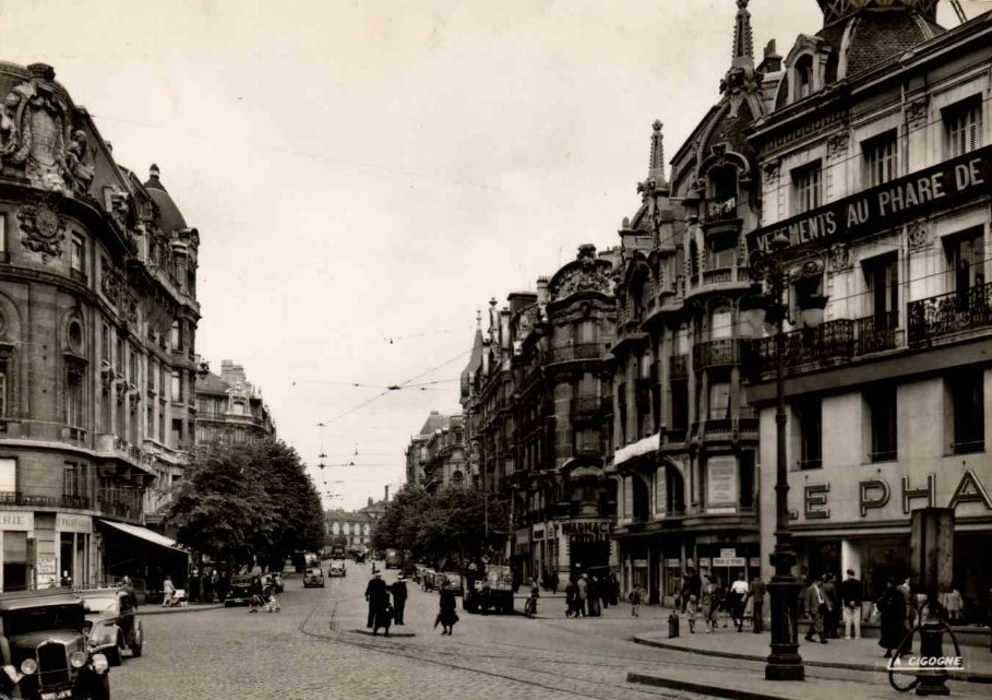 Späte 1930er. Auf dem Place de Peuple (rechts in Nr. 23 das Kaufhaus la Phare de Loire) steht links ein Peugeot 202   
