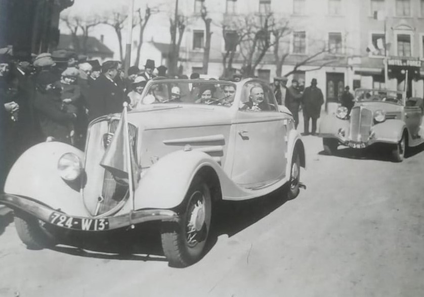 30. März 1935. Beim Festzug der "Fete de la Route Bleue" fahren blumengeschmückte Automobile durch die Stadt. Hier ene Peugeot 601 Cabrio-Limousine. Oben bei der Aufstellung, untengeschmückt während des Umzuges