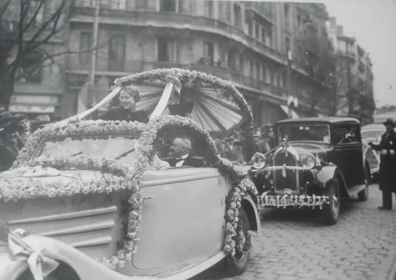 30. März 1935. Beim Festzug der "Fete de la Route Bleue" fahren blumengeschmückte Automobile durch die Stadt. Hier ene Peugeot 601 Cabrio-Limousine. Oben bei der Aufstellung, untengeschmückt während des Umzuges
