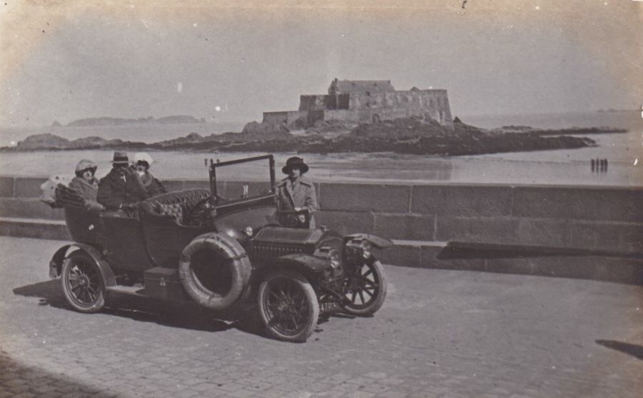 1910er Jahre. Vor dem "Fort National" possiert eine Familie vor ihrem Peugeot Typ 126, von dem nur 350 Exemplare gebaut wurden