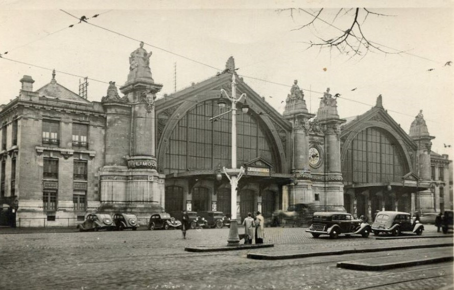 Der Bahnhof in den späten 1930ern, Die drei Autos auf der Linken Seite sind Peugeot 402 und wohl je ein 201 und 301 