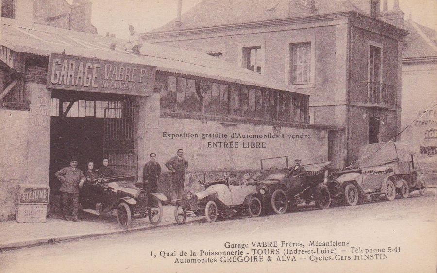 Späte 1910er Jahre. Vor der Garage Vabre Freres am Qaui de la Poissonnerie steht ein Lion-Peugeot "Bebe"