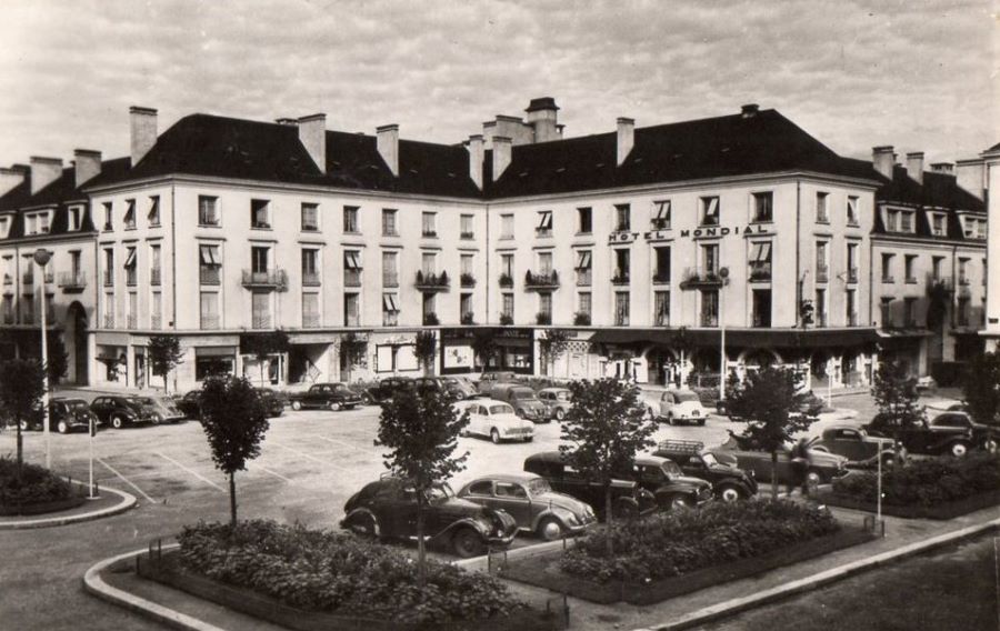 Vermutlich schon frühe 1960er. Vor dem Hotel Mondia vorn links neben dem recht modernen Käfer ein ziemlich gerupfter Peugeot 302 ohne Kühlergrill