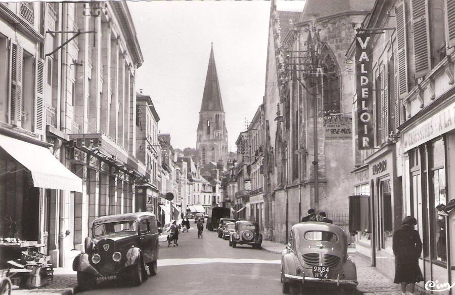 1950er. In der Rue du General de Gaulle stht links ein sletener Peugeot-Lieferwagen: Ein MKD, Typ Baoulangerie (MAB) 