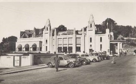 Nochmals das Casino, wohl in den späten 1940ern. Der zweite Wagen ist ein Peugeot 402.