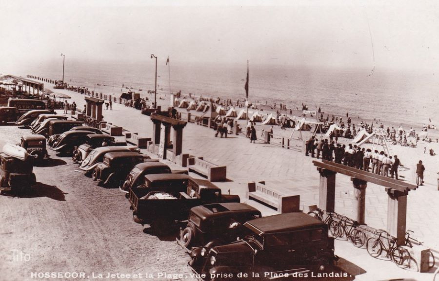 Selber Platz, nach 1935: Der 5. Wagen von vorn ist ein 201 D, daneben ein 402. Dahinter 2 weitere 402, vor- und rückwärts eingeparkt.  