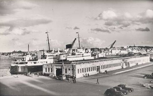 Mitte 1940er, noch sind die Zerstörungen des Krieges nicht behoben. Der Gare Maritime und das Quai le Falaise. Vorn ein Peugeot 201 
