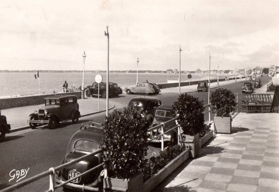 Der Bd. Darlu in den späten 1930ern. Vorn mit der Schnauze zu uns steht ein Peugeot 402, in der Bildmitte ein 302 und im Hintergrund rechts auf der Strasse noch ein 202 