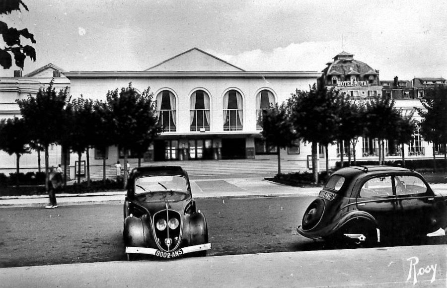 Wahrscheinlich nach 1945. Zwei Peugeot 202 stehen vor dem "neuen" Casino 