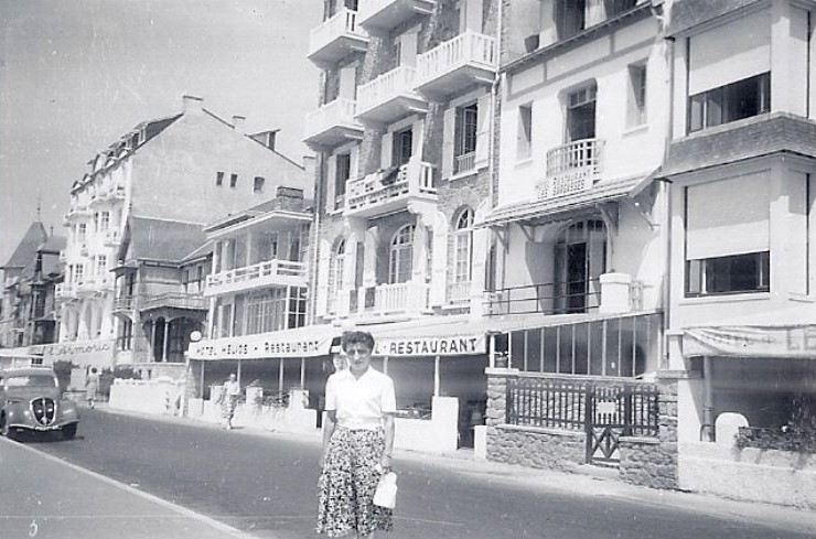 Juli 1949. Vor dem Hotel Helios steht ein Peugeot 202