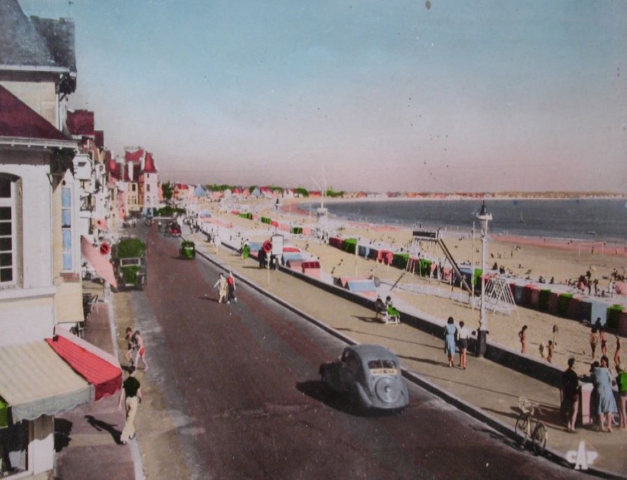 Wohl späte 1940er. Das selbe Bild oben coloriert, unten Schwarz-weiss: Strandblick in Richtung Pornichet. Vorn ein Peugeot 302