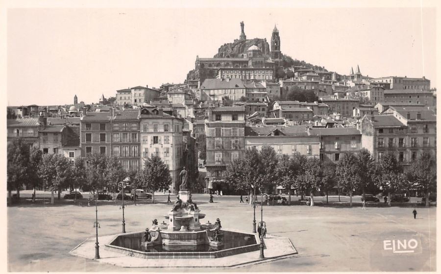 Ausgehende 1930er. Der Place du Breuil, im Hintergrund die Kathedrale und die Marienstatue auf dem Rocher Cornelle. Ganz rechts hinter den Bäumen erkennt man einen Peugeot 402, links-mittig vor den Transporter steht wohl ein 202. 