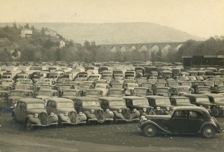 1940. Eine Sammelstelle für vom Militär requirierte Fahrzeuge am Viadukt de la Chartreuse. Am rechten Bildrand in der 5., links in der 4. Reihe der PKW erkennt man einige Peugeot der 02-Baureihe. 