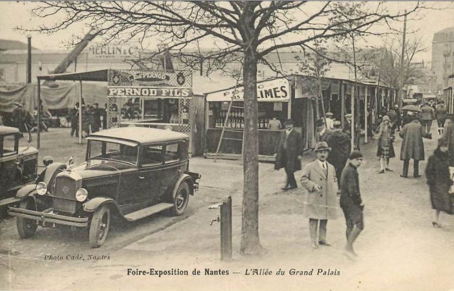 Die Alle du Grand Palais auf dem Messegelände im Jahr 1928. Vorn ein Peugeot 12-Six der Baureihe 183. 