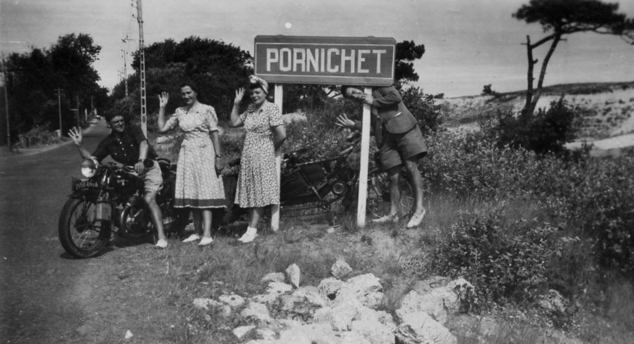 1948 - Selfi am Ortsschild von Pornichet. Eines der ganz wenigen Bilder, auf dem man klar ein Peugeot-Motorrad - wenn auch nicht den genauen Typ - identifizieren kann