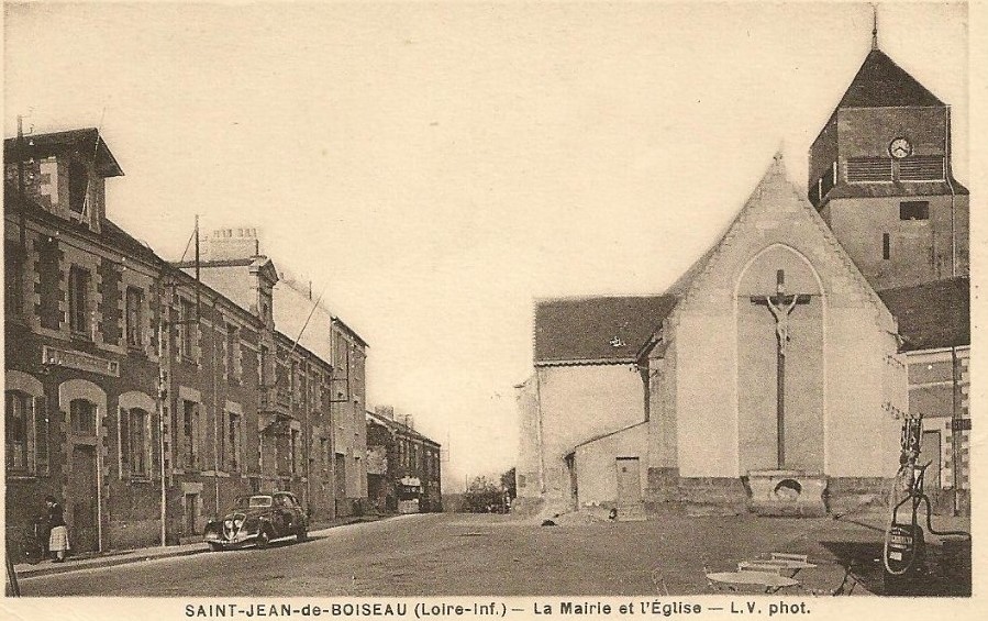 Späte 1930er Jahre. Links vor dem Rathaus steht ein Peugeot 402. rechts erkennt man die dörfliche Tankstelle 