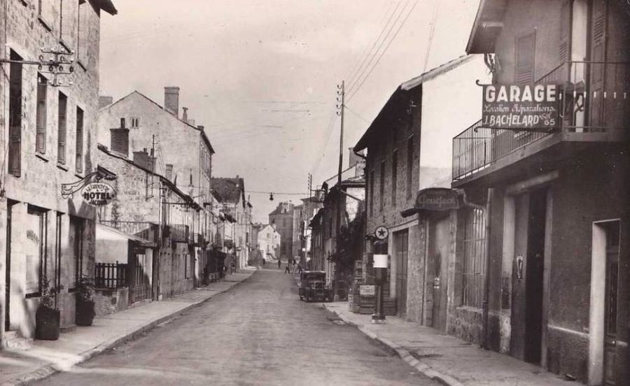 Anfang/Mitte 1930er. In der Rue de Saint-Agreve vorn rechts die örtliche Peugeot-Garage, weiter hinten steht ein Peugeot 201.