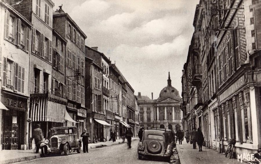 Die Rue de la Marne nach 1935, im Hintergrnd das Hotel de Ville. Links parkt ein Peugeot 201